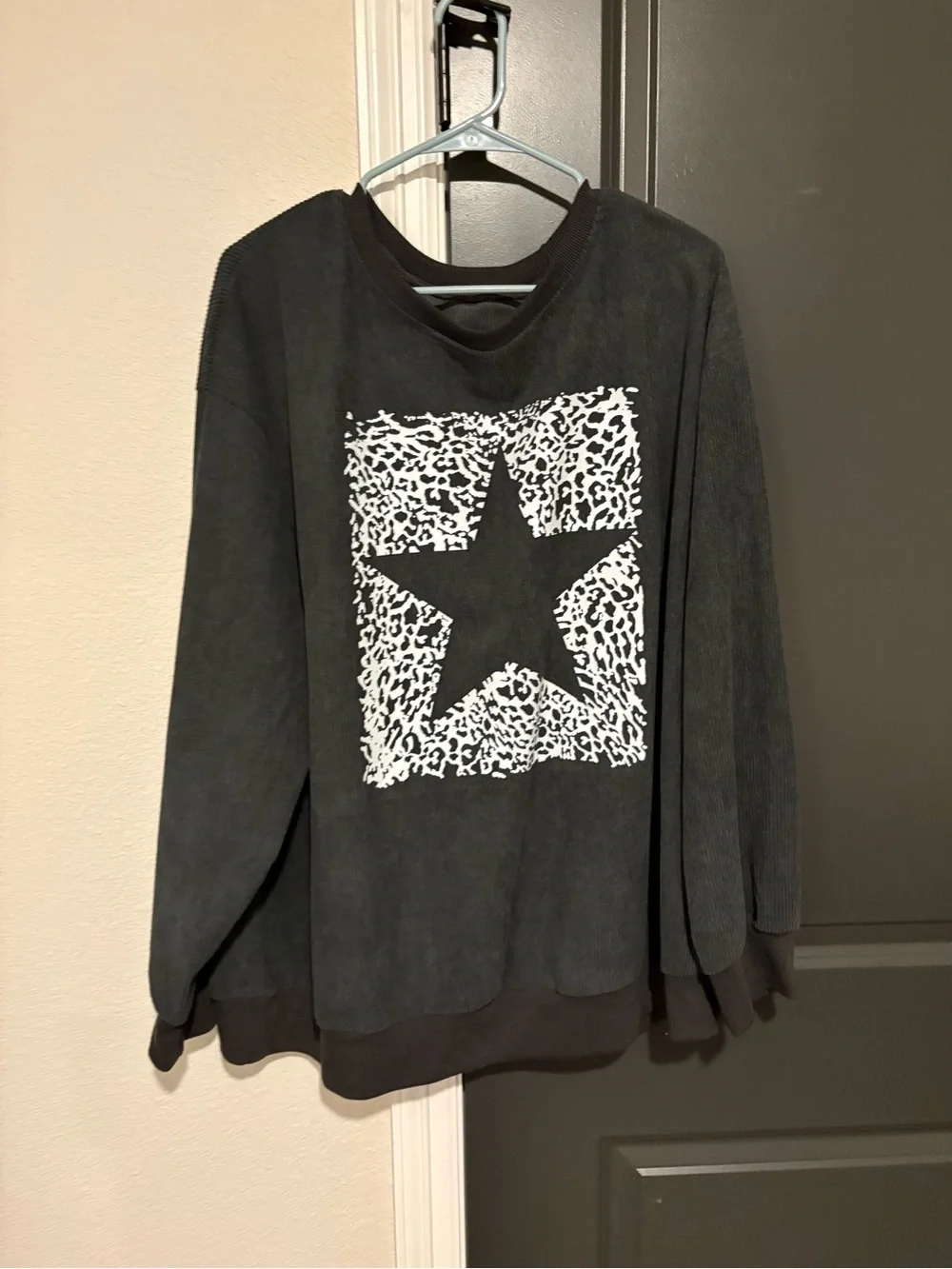 SHEIN Black Crewneck Sweater with Star Graphic